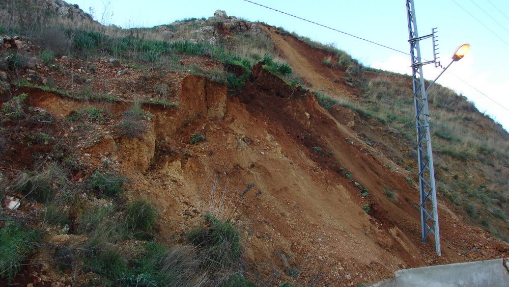 انهيارات ترابية على طريق النبطية -مرجعيون جراء العاصفة