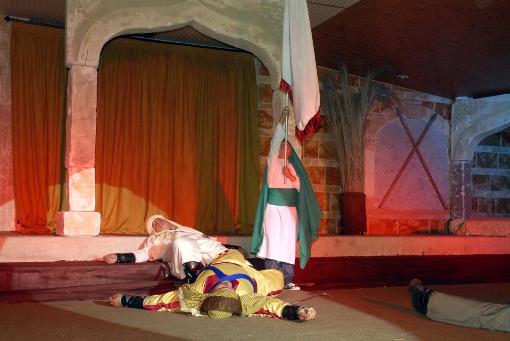 شباب وفتيات كفركلا قدموا مسرحية متطورة أقرب إلى الإحتراف المسرحي