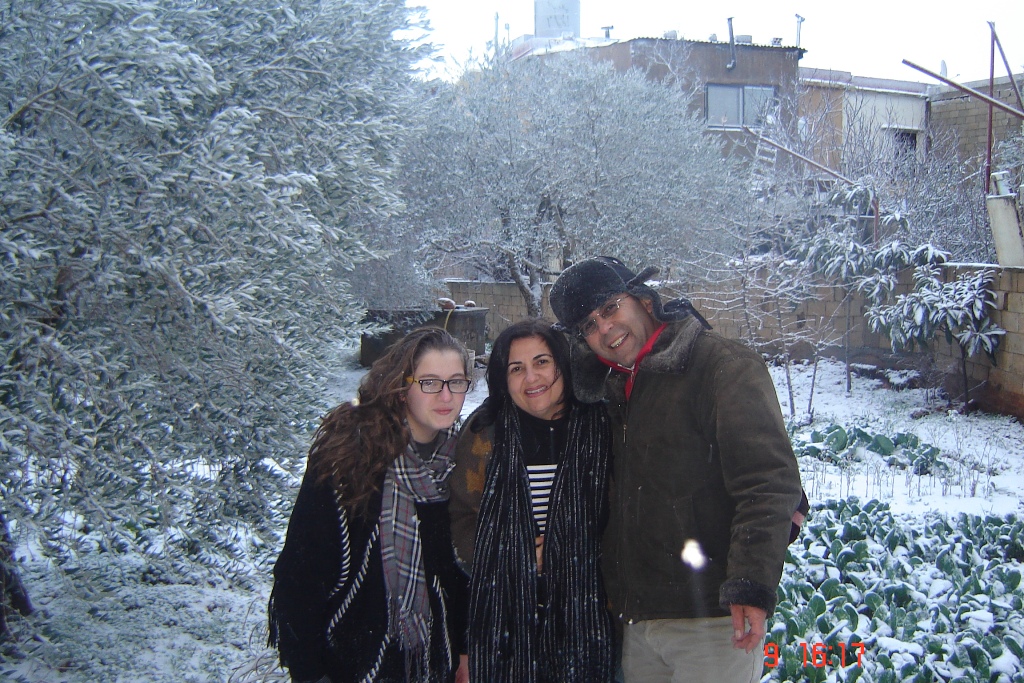 الأسير المحرر عبدالله عطية وشقيقته منى ومايا (إبنة أخيه حسين)