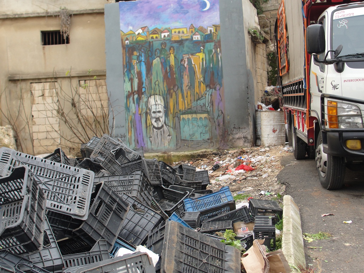 للأسف الشديد، الكثيرون يحبّون البلدة كلامياً فقط.. الأهمال الذي يلحق تلك الجدارية خير دليل