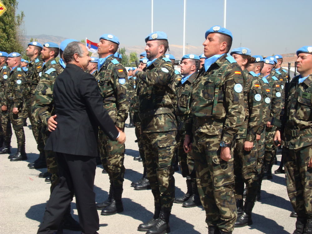 ممثل محافظ النبطية ممثلا بقائمقام مرجعيون وسام الحايك يقلد وسام السلام لاحد الضباط