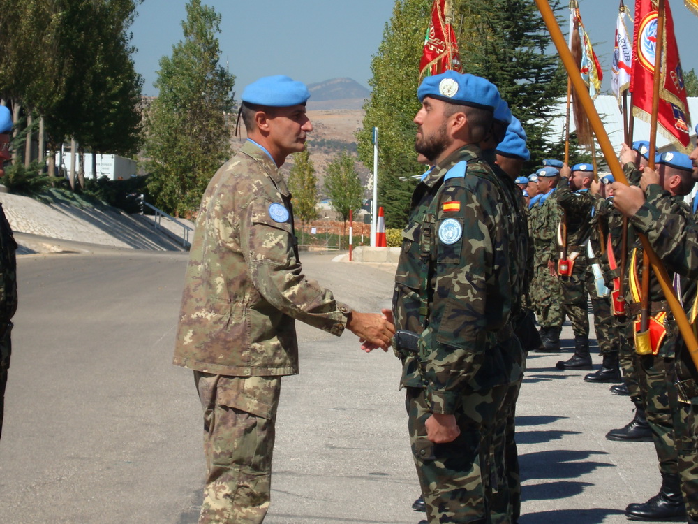 الجنرال سيرّا يصافح كبار ضباط الكتيبة الاسبانية في اليوم الوطني الاسباني