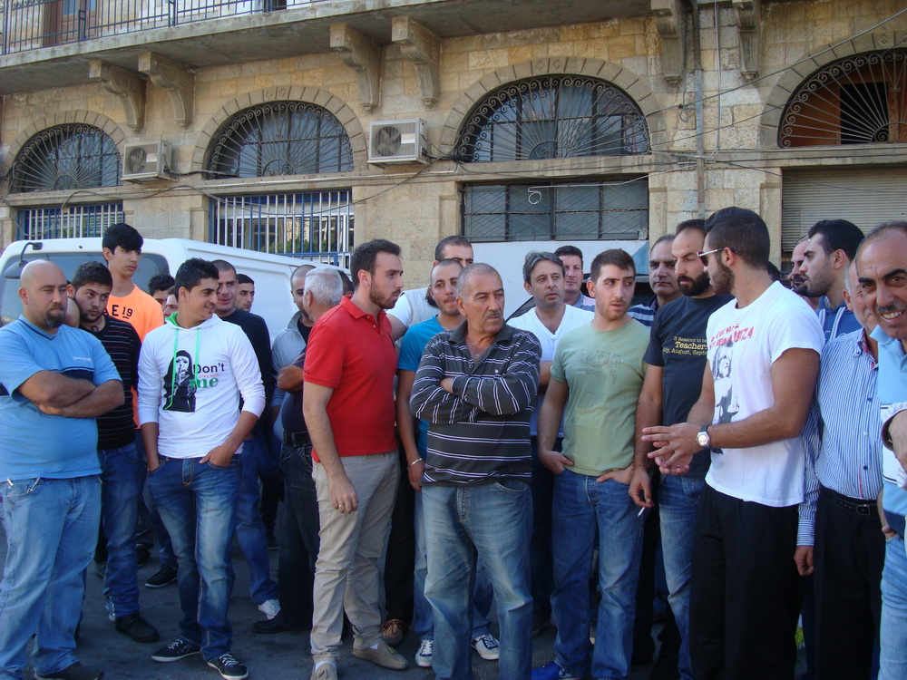 المحامي راشد متحدثا في اعتصام ابناء مرجعيون