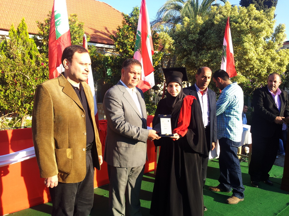 النائب فياض يسلم درعا تقديريا الى إحدى الناجحات في الطيبة