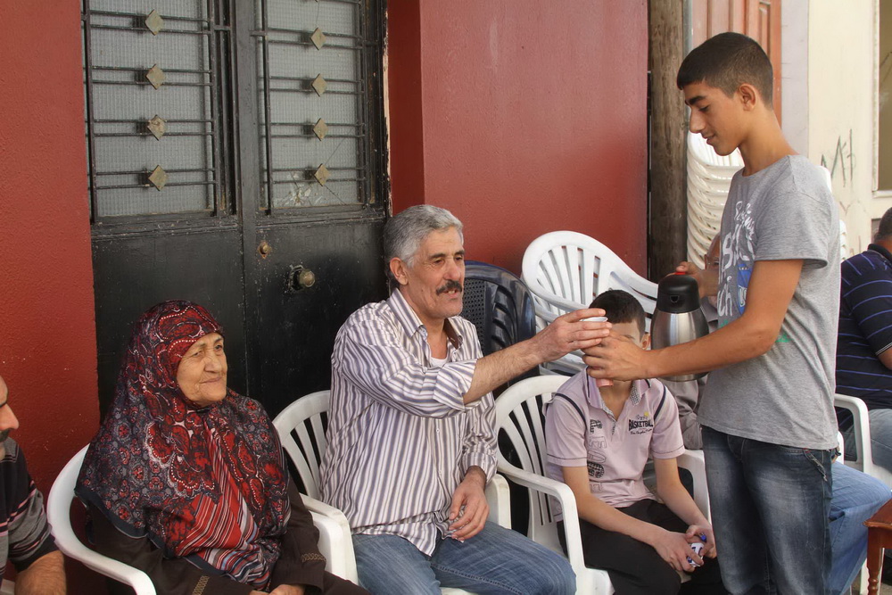 حمود بين عائلته يحيي زواره والمهنئين بالسلامة