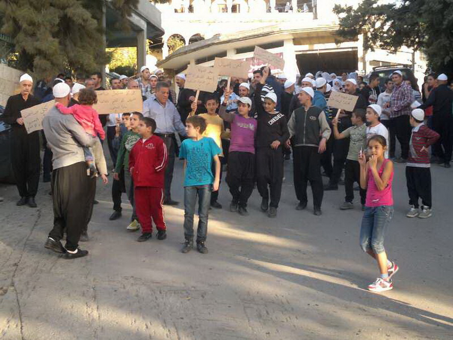 اهالي الحي الفوقاني في حاصبيا اثناء احتجاجهم على تركيب هوائي للخلوي