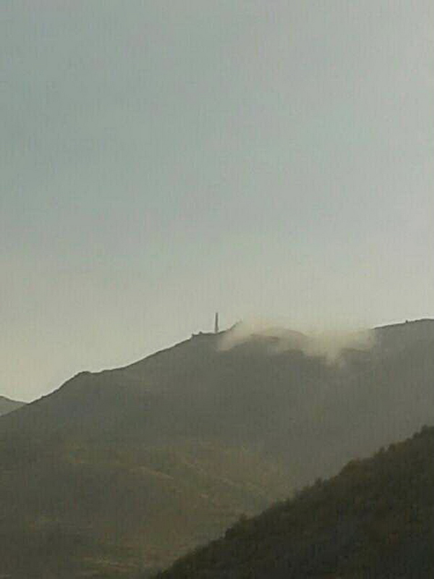 سحب الدخان التي علت بعد الانفجار الكبير في محيط موقع المرصد الاسرائيلي(الرادار)