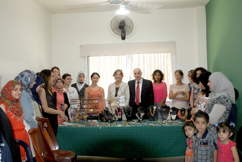 سفيرتا سويسرا وكندا تزوران عامل