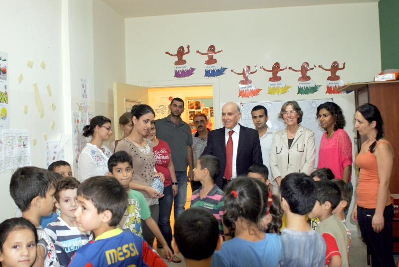 سفيرتا سويسرا وكندا تزوران عامل