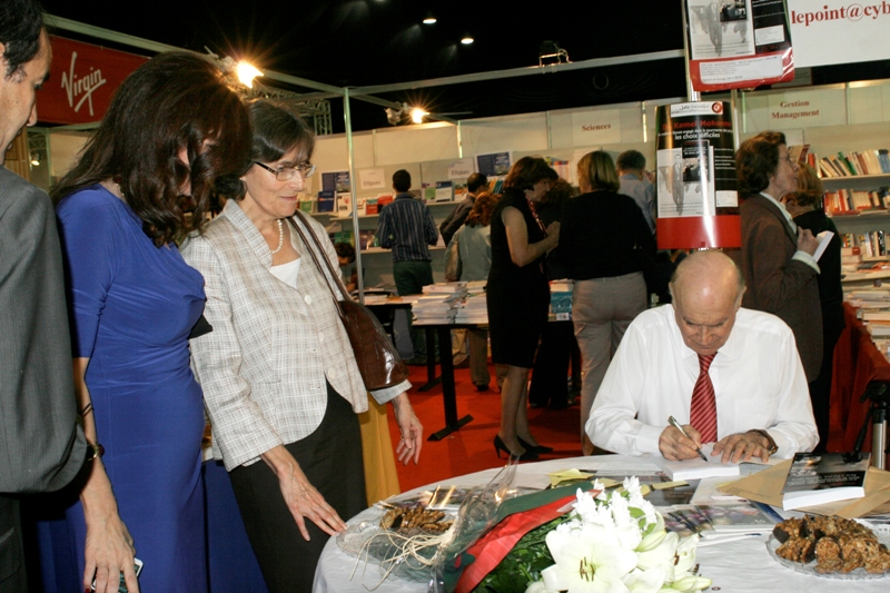 د. كامل مهنا يوقع كتابه في معرض الكتاب الفرنسي