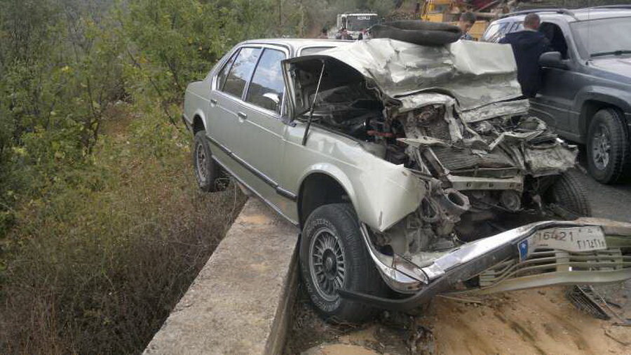 السيارة مهشمة وقد استقرت على حافة باطون
