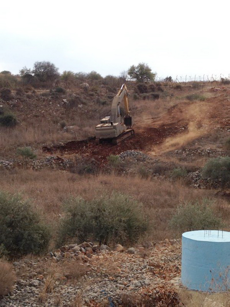  جرافة للعدو تعمل على شق طريق وصولا الى حقول زيتون عيترون