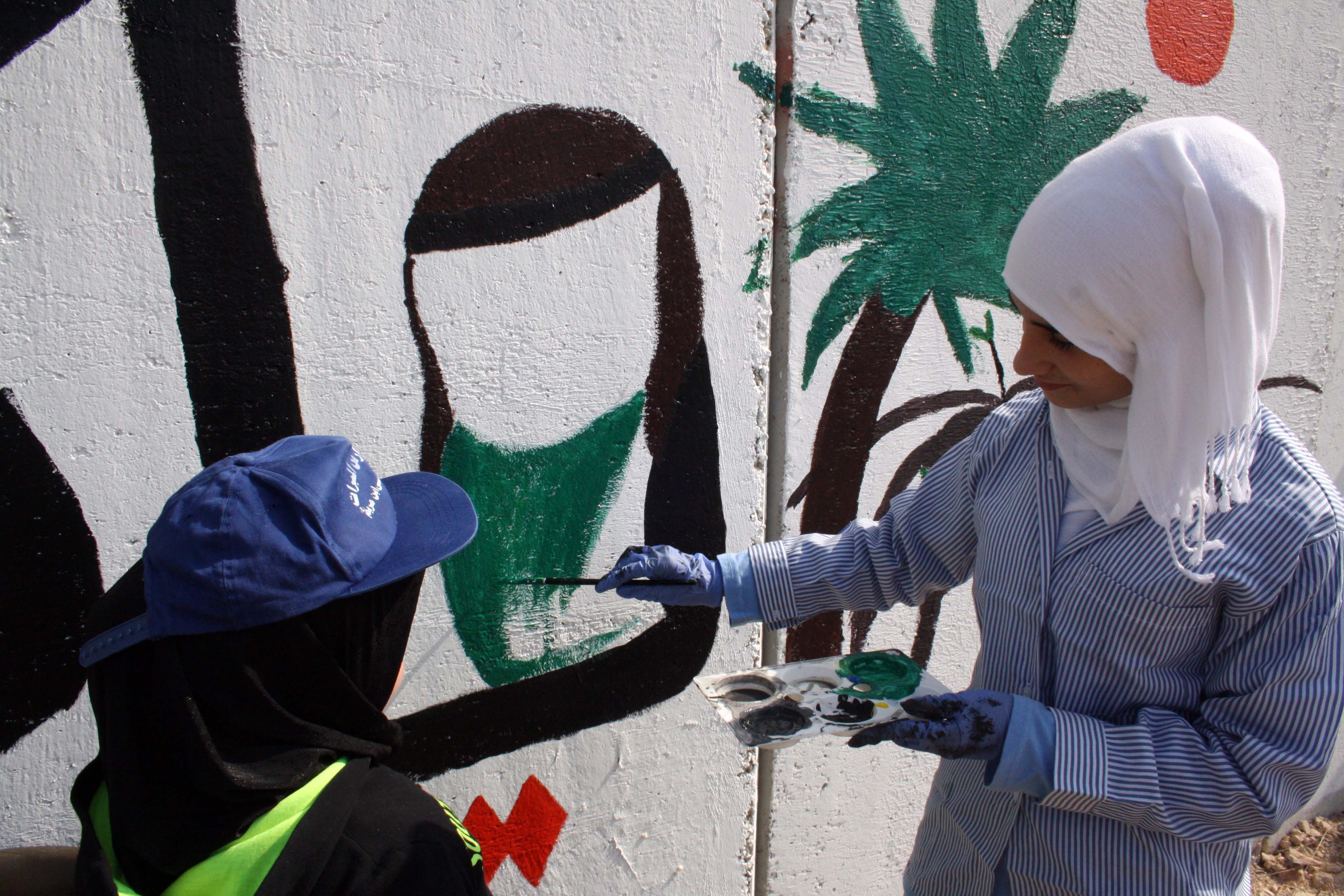 رسومات لمدرسة عيسى بن مريم على الجدار الفاصل  من وحي عاشوراء