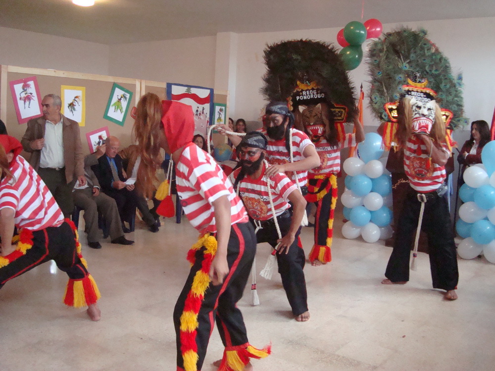 رقصة فولكلورية لعناصر من الوحدة الاندونيسية