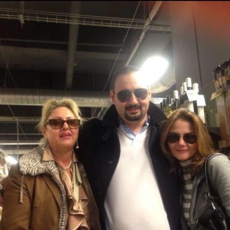 طارق حيدر متوسطاً خالته مها ووالدته