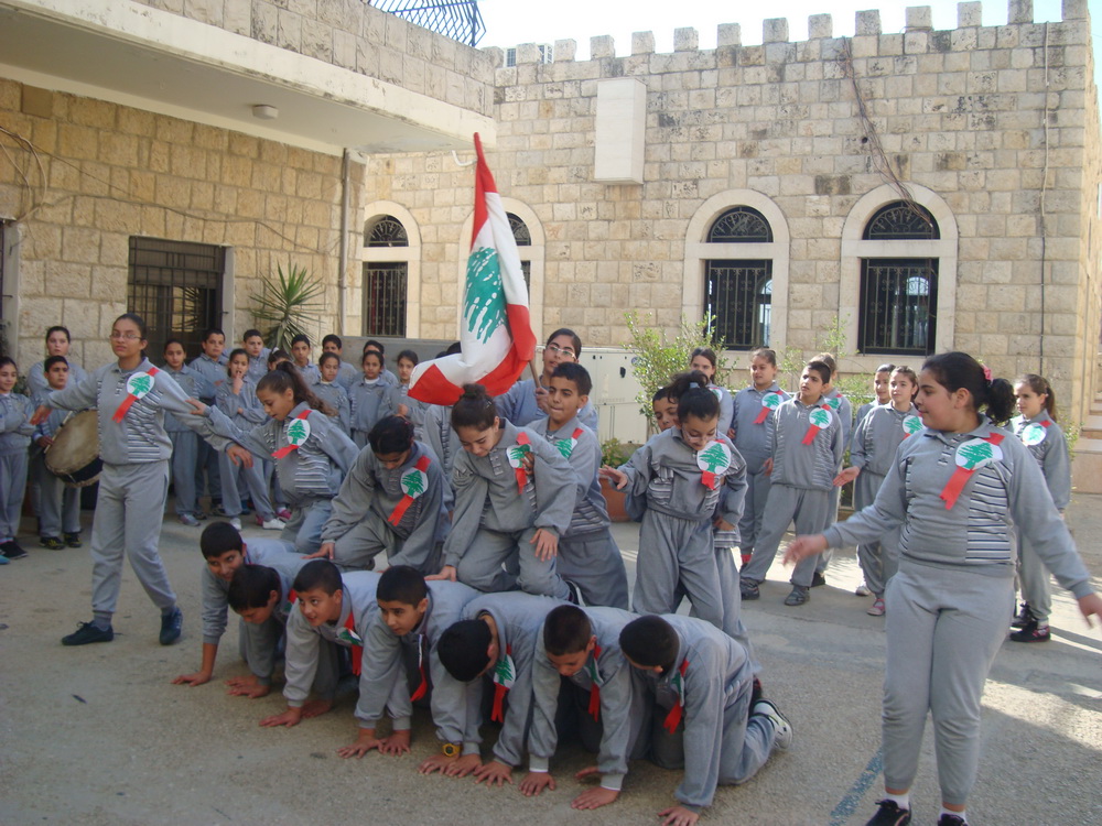 تشكيل الارزة في مدرسةالقليعة للراهبات