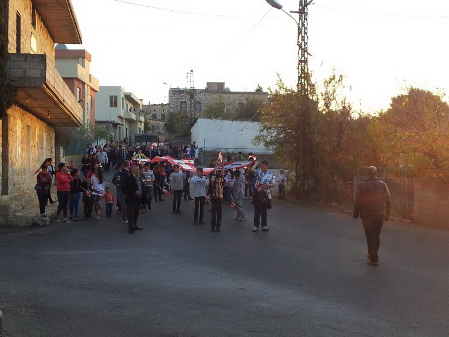 علم لبناني طويل في مسيرة لاهالي ابل السقي بعيد الاستقلال