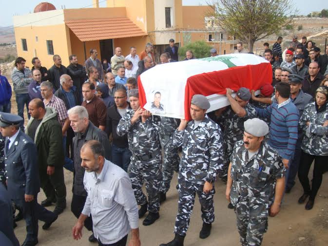 وتسير خلف النعش مرتدية سترة قوى الامن