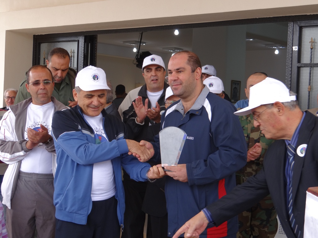 درع تذكاري لفرنسا بنك ممثلاً بالأستاذ باسل غريب