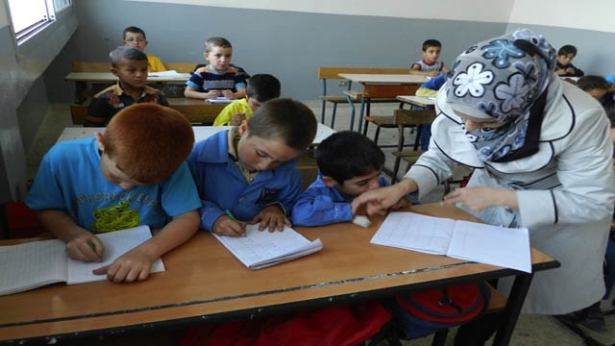 تلامذة سوريون ومعلمة في مدرسة الخيام. (رونيت ضاهر)
