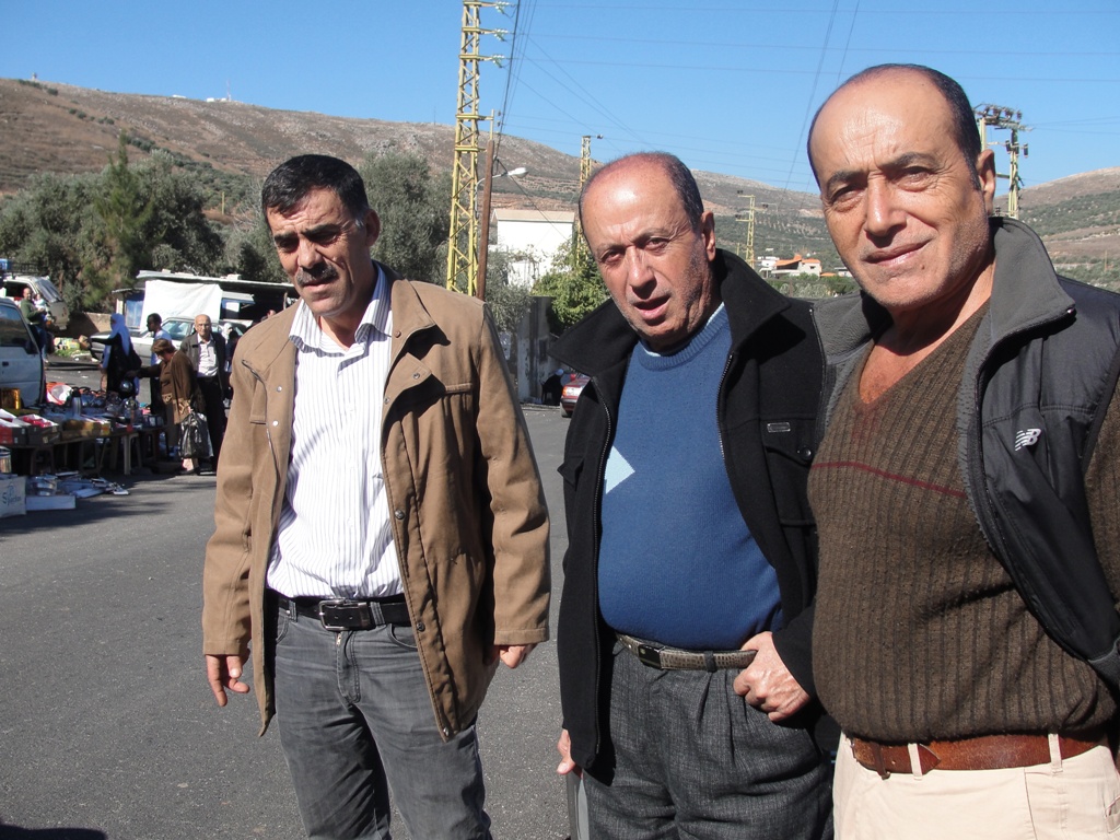 سهيل عبدالله وعلي شعيب وحسن عكر أصدقاء أحبوا التجول في سوق الخان