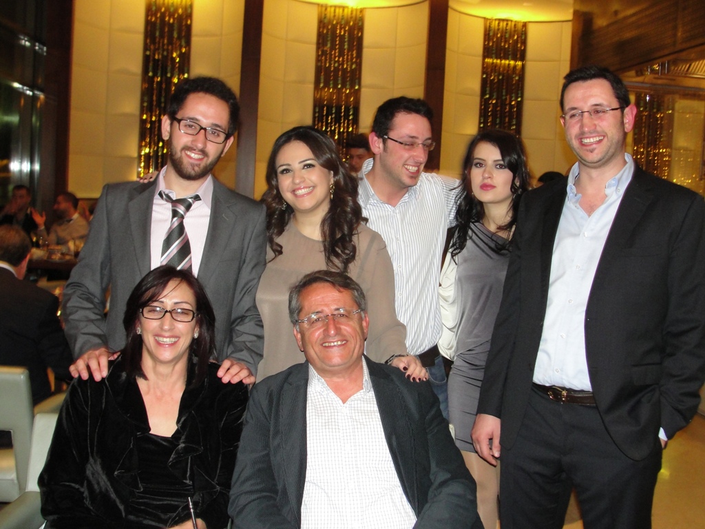 المهندس أسعد رشيدي محاطاً بعائلته الصغيرة و.. \