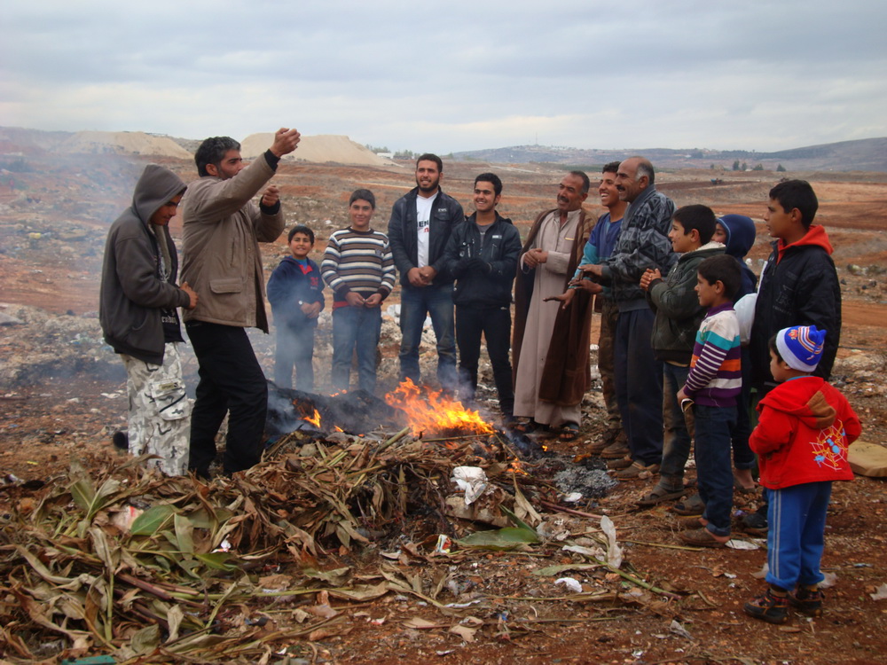 اللاجئون السوريون في مرج الخوخ يتحضرون للعاصفة المرتقبة