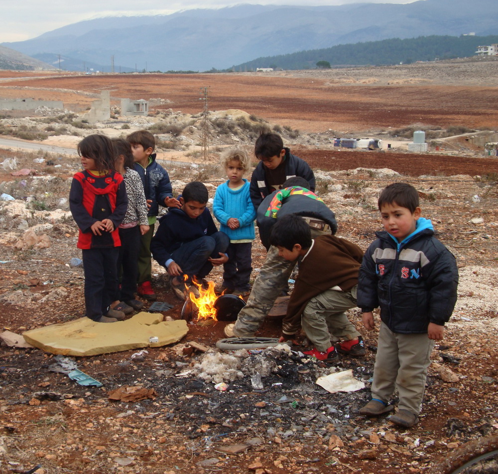 اللاجئون السوريون في مرج الخوخ يتحضرون للعاصفة المرتقبة