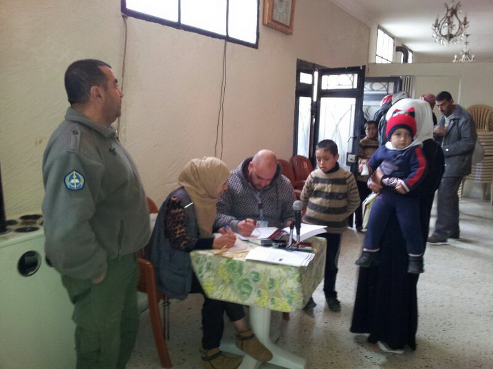 اللاجئون السوريون في مرج الخوخ يتحضرون للعاصفة المرتقبة