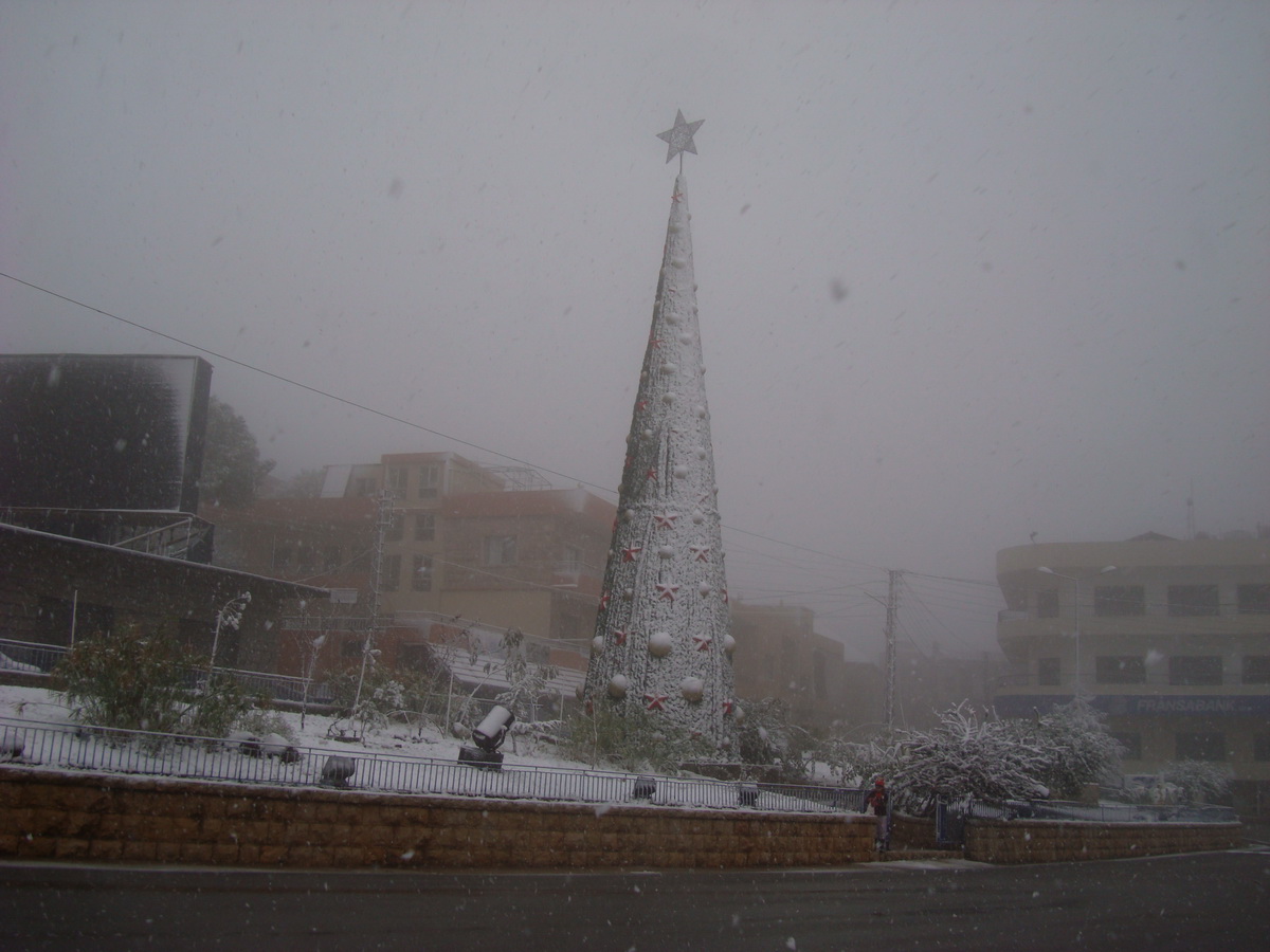 الثلج غمر شجرة الميلاد في مرجعيون