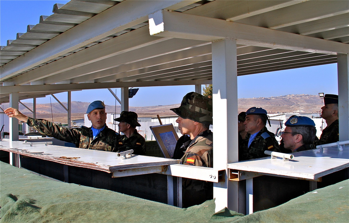الجنرال سانشيز متفقدا موقع اسباني متقدم على الازرق في العباسية