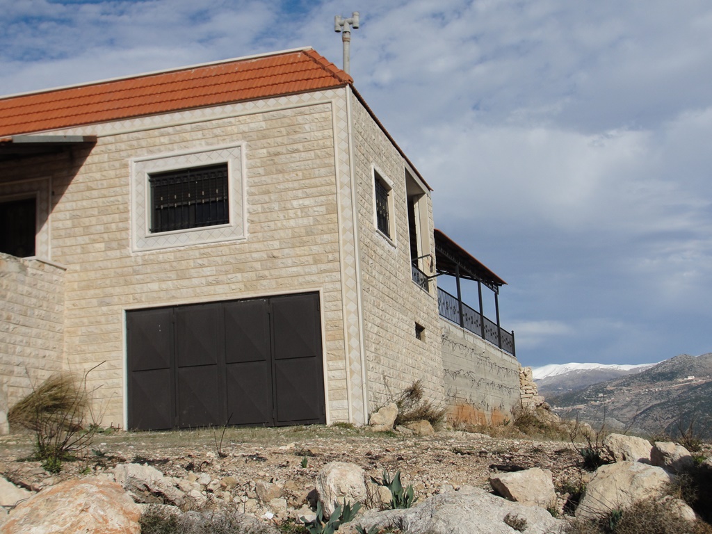 يتألف أيضاً من كاراج تحت المسكن (يصلح ستور أو موقف سيارة) بطول 8 أمتار وعرض 4 أمتار ونصف