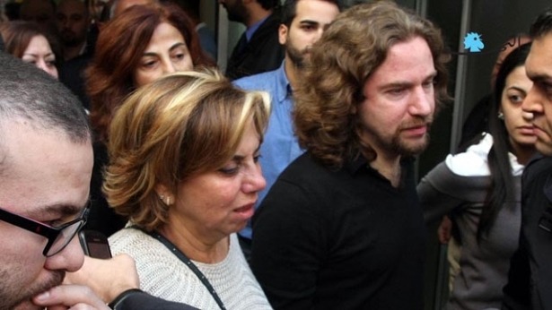 عائلة الوزير السابق الشهيد محمد شطح امام مستشفى الجامعة الاميركية . (سامي عياد)