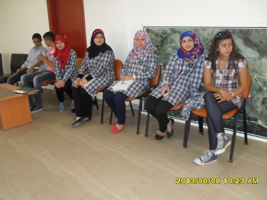 طلاب وطالبات من ثانوية الخيام - أرشيف