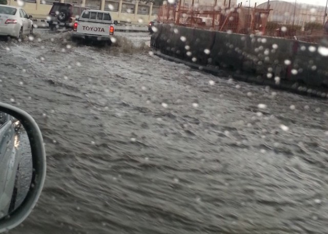 إذا مش قادر تنزل عالبحر.. بيجي لحالو لعندك!