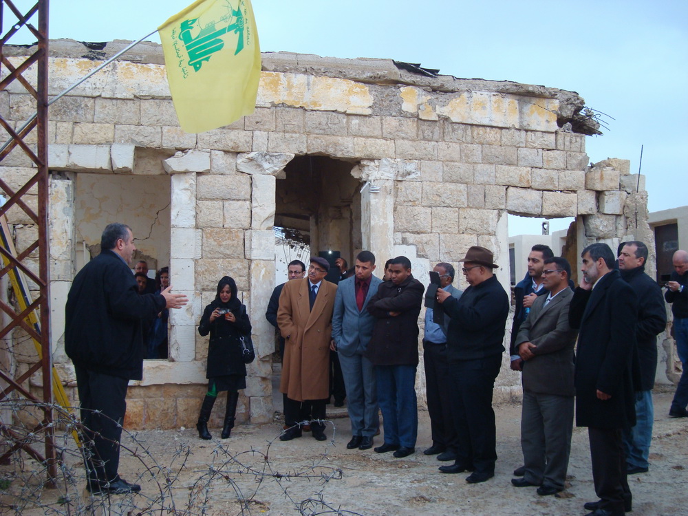 الوفد في معتقل الخيام يستمع الى شرح الاسير المحرر علي خشيش