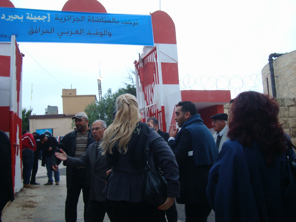 الوفد لدى وصوله الى معتقل الخيام