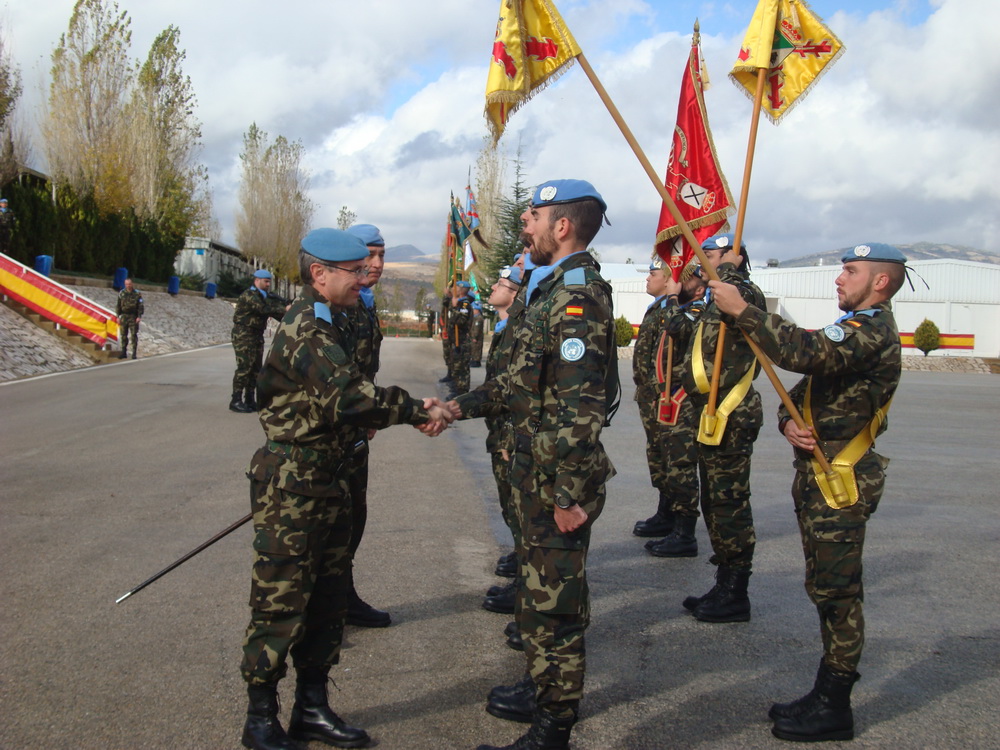 الجنرال داكوبا يصافح كبار ضباط الكتيبة الاسبانية الاسبانية