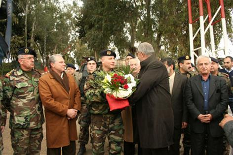 العميد أبو مجاهد يتسلم باقة ورد وفاء للجيش