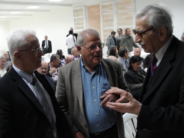 الأستاذ حبيب صادق يتحدث إلى والد المناضلة سهى بشارة وإلى الأستاذ حسن صادق في احدى الأنشطة الثقافية للمجلس الثقافي للبنان الجنوبي - أرشيف