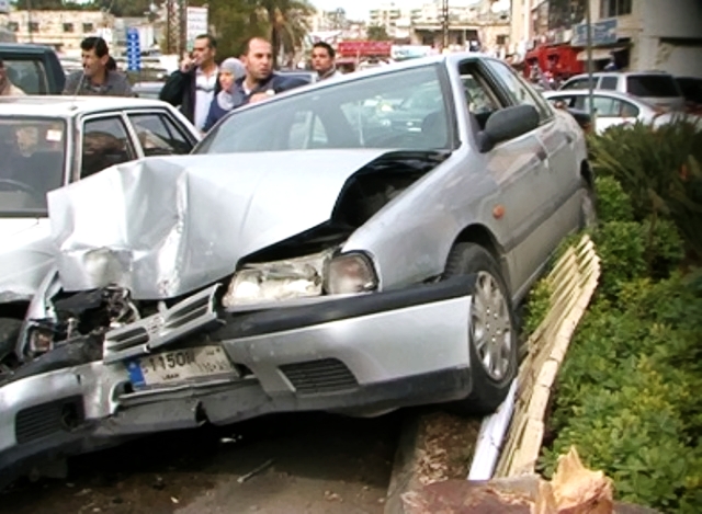 شاحنة تجتاح سبعة سيارات في النبطية وتلحق بها اضراراً  مادية جسيمة