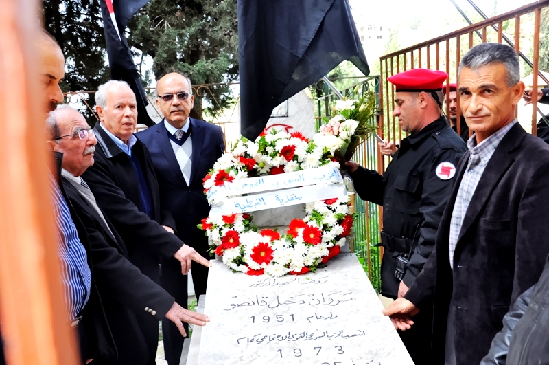 أكليل من الورد على ضريح الدكتور عدنان قانصو في الدوير