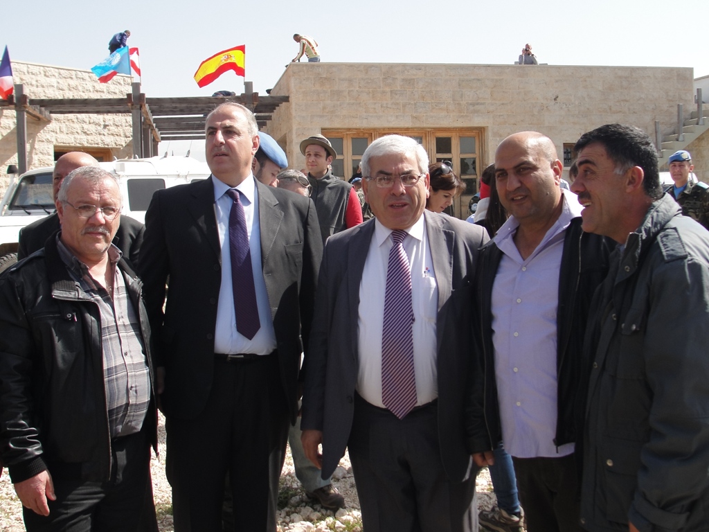 حسن عكر، كامل غريب (ممثلاً بلدية الخيام) وجورج رحال (رئيس بلدية إبل السقي)