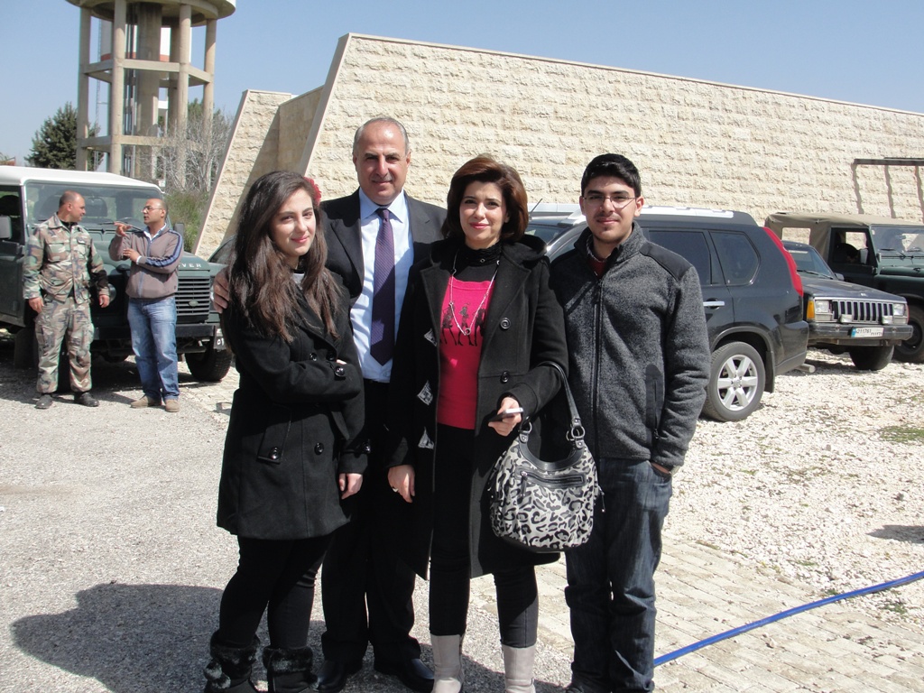 السيد جورج رحال، رئيس بلدية إبل السقي، مع أفراد أسرته