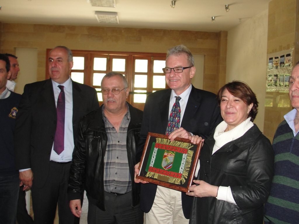 سفيرا اسبانيا وفرنسا يحملان درعا تقديريا