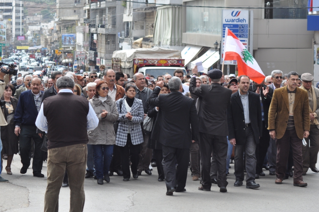 مسيرة حاشدة في  مدينة النبطية للمطالبة بإحالة سلسلة الرتب والرواتب الى المجلس النيابي