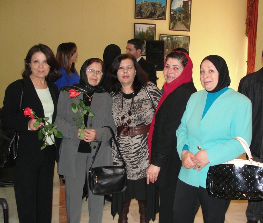 قولوا للورود ان تذهب في جمالها وطيبها الى ابهاها واحلاها، لانني ساقدم اليوم ما استطعت منها لامي