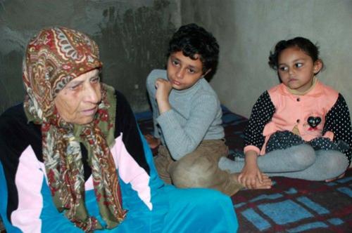 مع حفيديها محمد ودلع