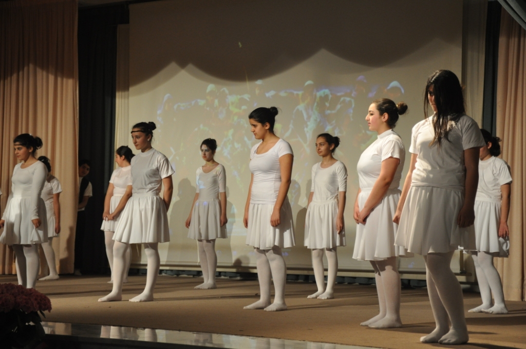 كركلا  على مسرح ثانوية الراهبات النبطية