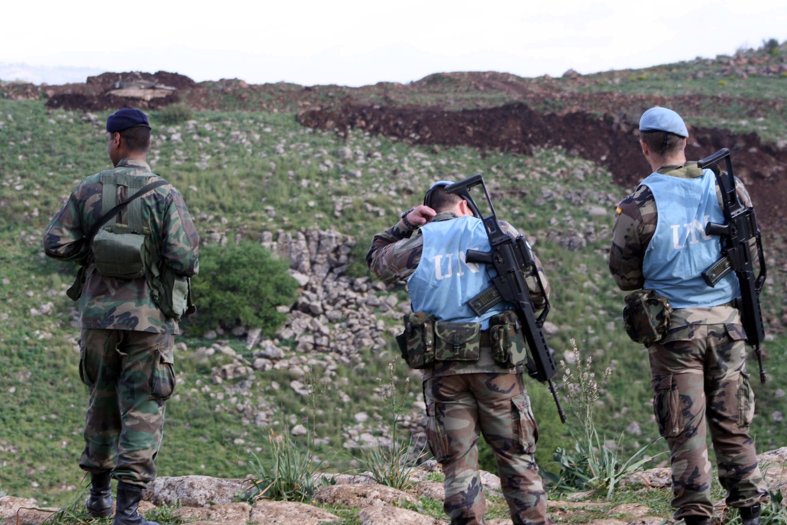 قوات الاحتلال الاسرائيلي تشق طريقاً يصل إلى أطراف منتزهات الوزاني